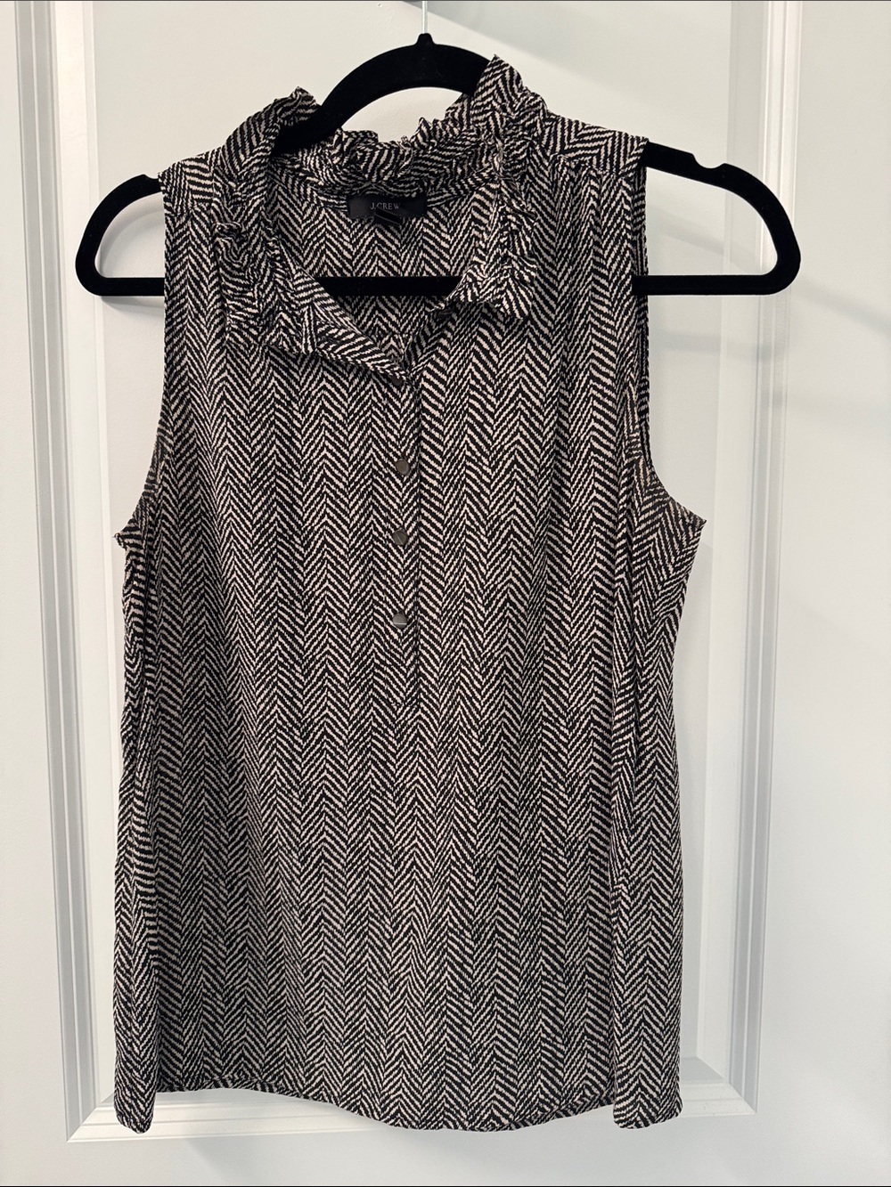 Sleeveless Chevron Print Blouse - Black & White